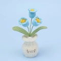 Handgehäkelte hellblaue Tulpenblume im weißen Topf mit Handmade-Etikett - 3 Maiglöckchen Weiße Vase - Blau