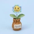 Handgehäkelte Sonnenblume im Topf mit blauen Blütenblättern und süßem Gesicht - Sonnenblume Braune Vase - Space Dye Blau