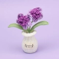 Handgefertigte Häkel-Tulpe im lila Topf mit weißem Wollboden und Handmade-Etikett - 2 Vielblättrige Einbeere Weiße Vase - Lila
