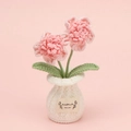 Handgefertigte Häkelblume in Rosa im weißen Topf mit Label HandMade WITH LOVE - 2 Vielblättrige Einbeere Weiße Vase - Rosa