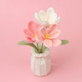 Handgehäkelte Tulpen und Rosen im weißen Stricktopf mit einer süßen rosa Schleife verziert - Verlauf Rosa - 3-Blüten Tulpe (Große Garnvase)