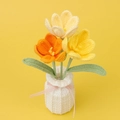 Handgefertigte Häkel-Tulpen im weißen Topf mit orangefarbenen und gelben Strickblumen - Verlauf Gelb - 3-Blüten Tulpe (Große Garnvase)