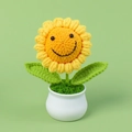 Handgefertigte Häkel-Sonnenblume im Topf mit lachendem Gesicht und grünen Blättern - Lachendes Gesicht Sonnenblume Topfpflanze / Gelb