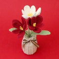 Handgehäkelte Tulpen und Rosen im Topf mit cremefarbenen und dunkelroten Blumen - Verlauf Rot - 3-Blüten Tulpe (Große Garnvase)