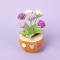 Gehäkelte Blumentopf-Deko mit violetten Tulpen und eleganter Spitzenverzierung - Fertige 6-Kopf Verlauf Lila Rose Im Topf (Großer Garntopf)
