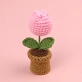 Handgefertigte Häkel-Tulpe in Rosa im braunen Topf für Tischdekorationen - Rosa Tulpe Mini Gehäkelter Blumentopf