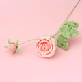 Detail eines handgemachten Häkel-Rosenstraußes in Rosa mit feiner Strickstruktur und Blatt - Verlauf Rosa (Rosenzweig)
