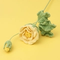 Handgefertigte gelbe Häkelrose mit gestrickten Blütenblättern und grünen Blättern - Verlauf Gelb (Rosenzweig)