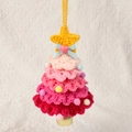 Primer plano de un árbol de Navidad de ganchillo rosa con adornos hechos a mano - Colgante de Coche de Navidad Rojo Rosa Degradado (Con Campana Grande)