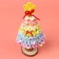 Nahaufnahme eines handgemachten Häkel-Weihnachtsbaums in Macaron-Farben mit Stern - Verlauf Blau-Rosa (Mit 2 Glocken)