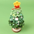 Detail eines handgefertigten Häkel-Weihnachtsbaums mit bunten Pompons und Holzbasis - Verlauf Dunkelgrün (Mit 2 Glocken)