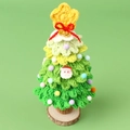 Detailansicht des handgehäkelten Weihnachtsbaums mit bunten Pompons und Holzsockel - Verlauf Hellgrün (Mit 2 Glocken)