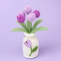 Detailstruktur handgehäkelter lila Tulpen in einer cremefarbenen Strickvase-Deko - Verlauf Lila Tulpe - Große Weiße Vase (Modell Z)