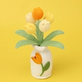 Detailaufnahme handgehäkelter Tulpenblüten und strukturierter weißer Strickvase - Verlauf Gelbe Tulpe - Große Weiße Vase (Modell Z)