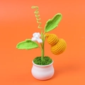 Gehäkelte Topfpflanze mit gelbem Kürbis und weißer Blume auf orangefarbenem Grund - Kürbisflasche Topfpflanze / Orange