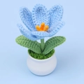 Handgefertigte gehäkelte hellblaue Tulpe im weißen Keramiktopf als Wohndeko - Blau