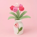 Handgefertigter Häkelstrauß aus rosa Tulpen in weißer Strickvase als Heimdekoration - Verlauf Rosa Tulpe - Große Weiße Vase (Modell Z)