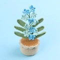 Handgefertigter gehäkelter hellblauer Blumentopf mit Perlendekor für den Schreibtisch - Verlauf Blau (6 Blätter) Vergissmeinnicht (Mittlerer Zylindrischer Garntopf)