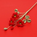 Bouquet fatto a mano all'uncinetto con tre fiori di trifoglio rossi e foglie verdi - Ramo di Fiori di Trifoglio a 3 Teste / Rosso
