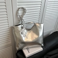 Grote metallic zilveren shopper met kanten parelhanger en zacht lederen ontwerp - Enkele Tas / Zilver