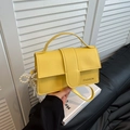 Modische hellgelbe Umhängetasche mit Perlenanhänger und Fashion-Schriftzug-Detail - Einzelne Tasche / Gelb