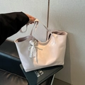 Minimalistische zachte PU-leren draagtas in lichtroze met parel- en kantdecoratie - Enkele Tas / Roze