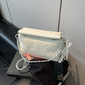 Chique beige crossbodytas met slangenreliëf, zilveren ketting en parelmoer kantstrik - Enkele Tas / Wit
