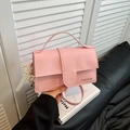 Elegante bolso de moda rosa con letras metálicas y colgante de encaje con perlas - Con Colgante / Rosa