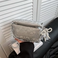 Zilveren crossbodytas met slangenprint, metalen ketting en parelmoer strik - Enkele Tas / Zilver
