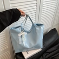 Lichtblauwe grote shopper met kanten strik en parelhangers van zacht kunstleer voor dames - Blauw