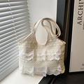Schicke beige Strandtasche aus Spitze mit floralen Volants für den Sommerurlaub - Weiß