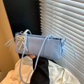 Lichtblauwe baguette tas van imitatieleer met parelstrik en kanten detail - Blauw