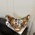 Borsa a tracolla in tela con stampa paesaggio, tracolla marrone e ciondolo panda - Borsa Singola / Marrone