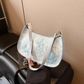 Borsa sottobraccio azzurra floreale con ricami di farfalle bianche tridimensionali - Blu