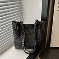 Bolso tote negro de estilo chino con bordado de mariposas y decoración de borlas - Negro