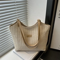 Stroh-Schultertasche mit V-Webmuster und Lederriemen in beiger Ausführung - Khaki