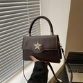 Braune Leder-Handtasche mit Strass-Sternschnalle und elegantem Schultergurt-Design - Braun