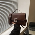 Borsa a tracolla marrone scuro minimalista con fibbia argento e manico superiore - Marrone