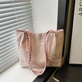 Bolso tote de lona rosa con bordado de mariposa y asas trenzadas en vista de variante - Rosa