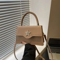 Schicke hellbeige quadratische Handtasche mit glitzerndem Silberstern und Schultergurt - Khaki