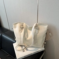 Weiße Shopper-Tasche aus weichem Leder mit Stern-Metallschnalle und Schultergurt - Weiß