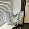 Hellblaue Shopper-Tasche mit Schleifenmuster, Jacquard-Prägung und doppelten Schultergurten - Blau
