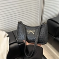 Modische schwarze Unterachseltasche aus Kunstleder mit goldener Schleife und Textur - Schwarz