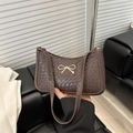 Dunkelbraune Unterachseltasche aus Krokodillederimitat mit goldener Schleife - Dunkelbraun