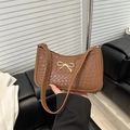 Borsa sottobraccio marrone effetto coccodrillo con fiocco dorato e tracolla sottile - Cuoio