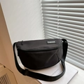 Wasserfeste schwarze Brusttasche aus Nylon mit verstellbarem Gurt und Mode-Label-Detail - Schwarz