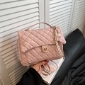 Borsa a tracolla trapuntata rosa con chiusura dorata e ciondolo a cartone animato - Con Ciondolo / Rosa