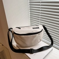 Modische beige Halbmond-Umhängetasche aus Canvas mit verstellbarem Gurt und Etikett - Weiß