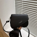 Bolso bandolera minimalista de cuero negro con solapa asimétrica y letras plateadas - Negro