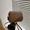 Bolso bandolera minimalista de cuero marrón mate con solapa asimétrica elegante - Marrón